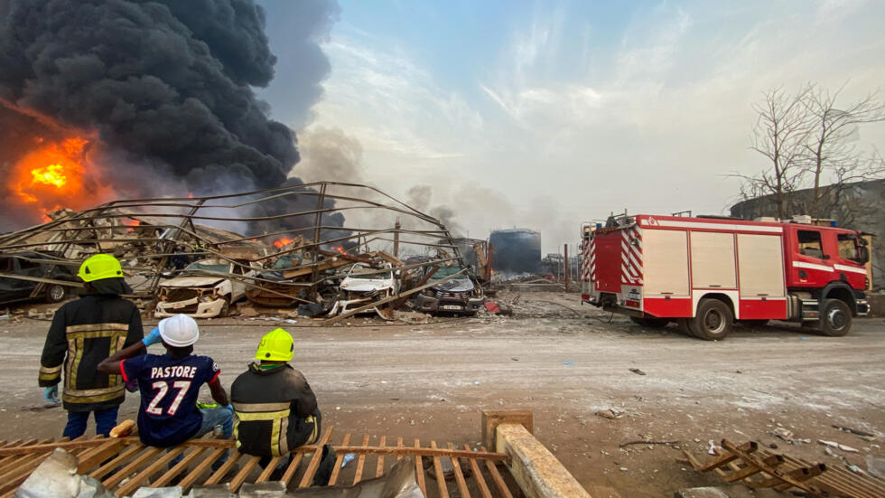 Des pompiers sur les lieux d'un incendie sur un terminal pétrolier de Conakry, le 18 décembre 2023.
