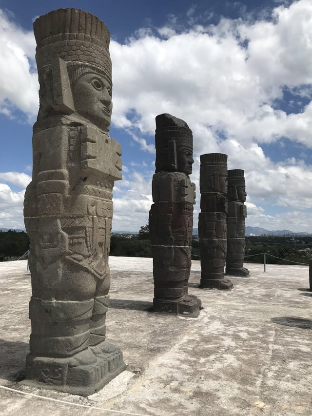 atlantean-figures-toltec-culture-tula-de-allende-mexico-v0-y3smeq0ad00e1.jpeg
