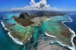 wp4594015-underwater-waterfall-wallpapers.jpg