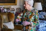 queen-elizabeth-purple-hands-16373952313x2.jpg