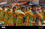 evenement-culturel-de-la-ville-de-la-paz-avec-de-jeunes-hommes-et-femmes-portant-des-vetements...jpg