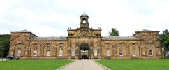 Stable_block_-_Chatsworth_House_-_Derbyshire,_England_-_DSC03651.jpg