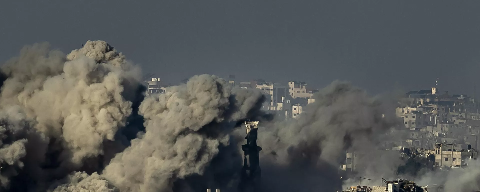 Smoke rises during an Israeli military bombardment of the northern Gaza Strip on November 15, 2023, amid the ongoing battles between Israel and the Palestinian group Hamas.  - Sputnik International, 1920, 21.11.2023