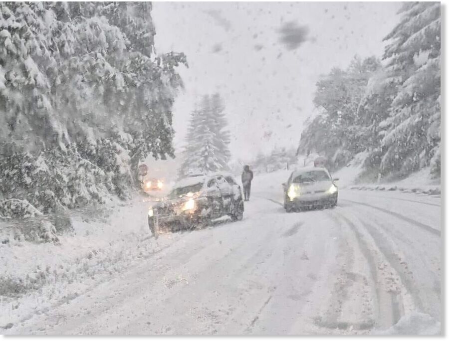 Road chaos due to snow on the roads