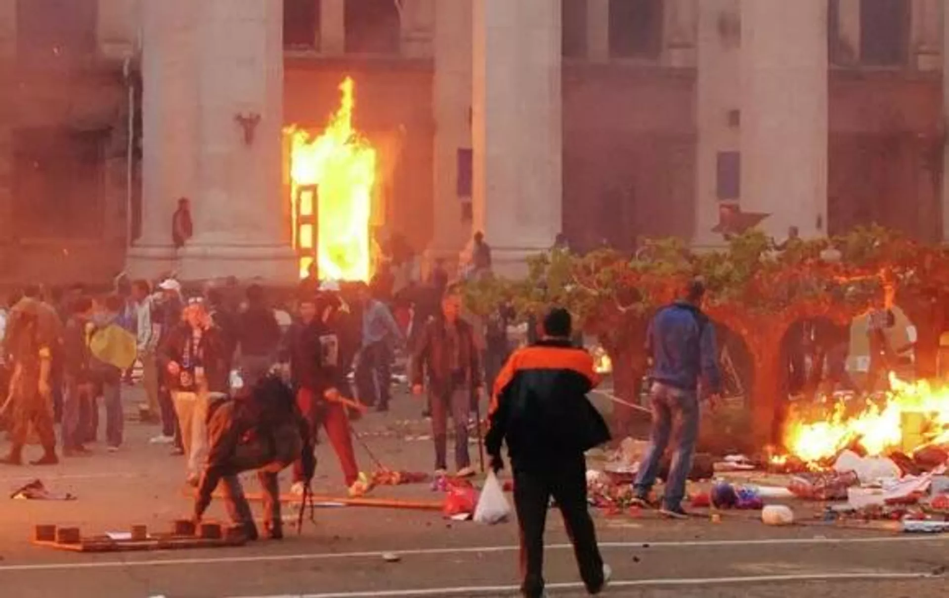 Shortly before the tragedy, members of radical pro-Maidan nationalist groups as well as “Ultras” football hooligans arrived in Odessa and staged a march “For the Unity of Ukraine”, which ended in clashes, with thugs setting fire to the tents set up by anti-Maidan protesters on Kulikovo Pole Square. Anti-Maidan activists tried to defend themselves by retreating to the Trade Unions House. The radicals blocked the exits of the building. A fire soon broke out. - Sputnik International, 1920, 19.05.2023