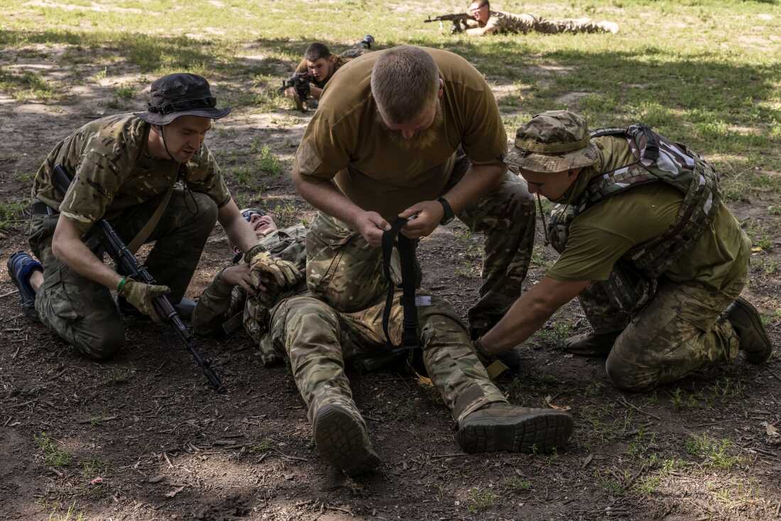 Ukrainians train to provide medical aid in the battlefield during 