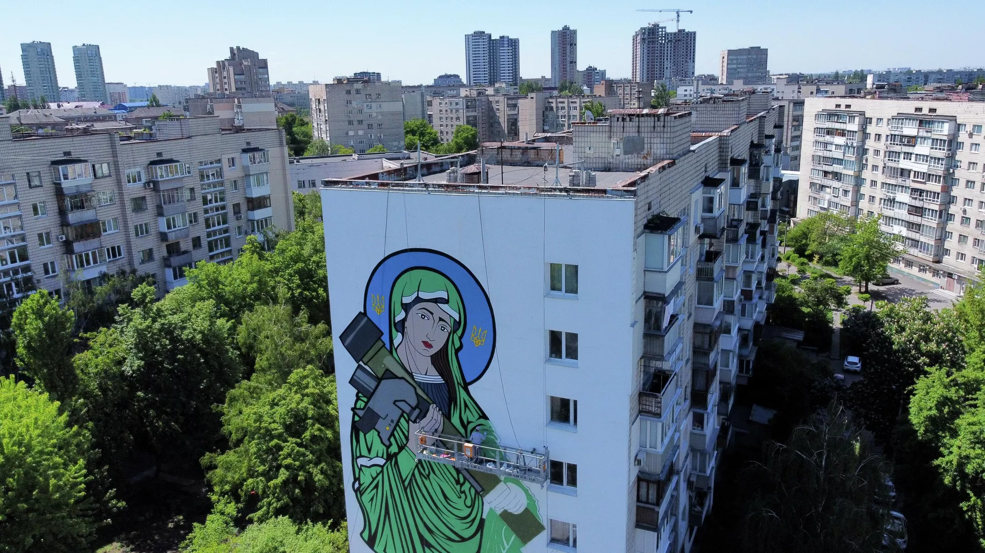 A worker paints a Saint Javelin, a Virgin Mary holding an American-made anti-tank missile, in Kyiv, Ukraine, Tuesday, May 24, 2022 - Sputnik International, 1920, 19.05.2023