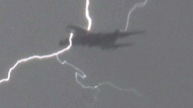 abc_plane_lightning_dm_110512_wg.jpg