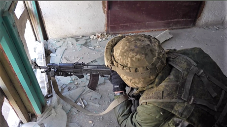 House-to-house fighting in Mariupol: people hold out in stairwells while shots are fired (video)