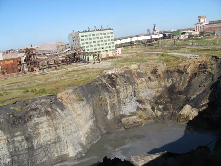 giant-sinkhole-russia-berezniki-2008-03-03.jpg