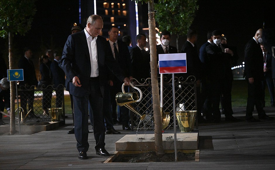 http://static.kremlin.ru/media/events/photos/big/DAjWceaZTEIrC1z3ra7YmrYkpKyZ34Zy.JPG