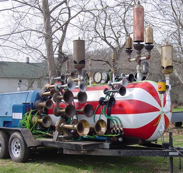 _upload_2010_07_the_makers_dozen_at_maker_faire_det_hornMachine.jpg