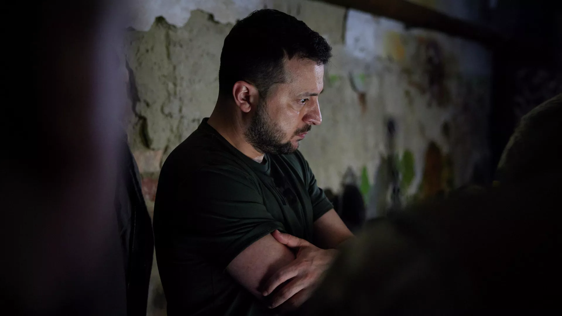 In this photo provided by the Ukrainian Presidential Press Office, Ukrainian President Volodymyr Zelenskyy listens to a servicemen report close to front line in Donetsk region, Ukraine, Sunday, June 5, 2022. - Sputnik International, 1920, 20.05.2023