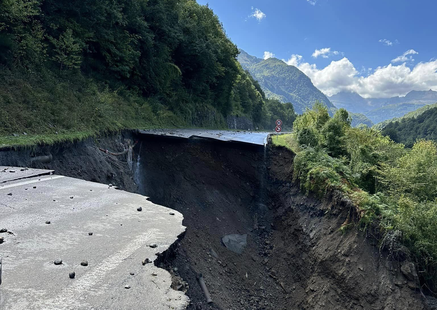 Road collapsed at Urdos (64) this Saturday, 7 September 2024