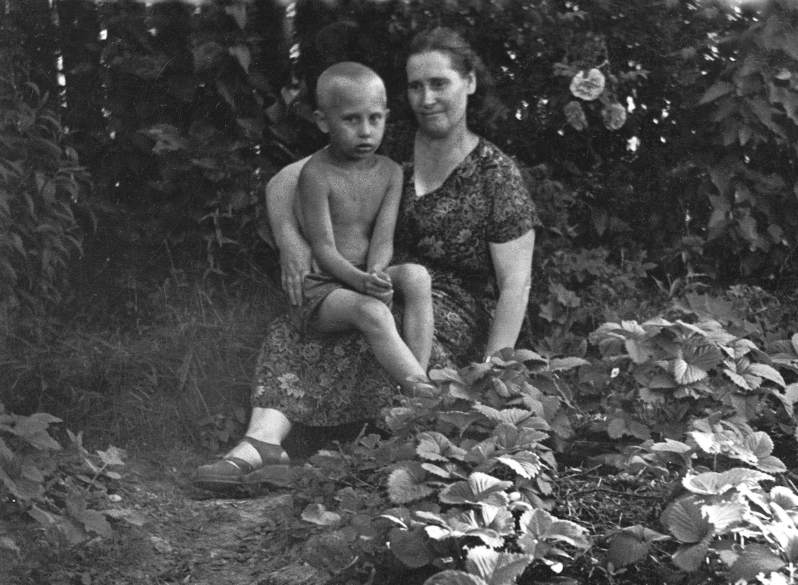 Vladimir_Putin_with_his_mother.jpg