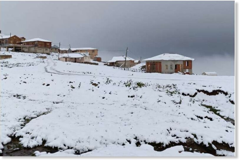 A rare blanket of heavy snow fell on parts of northeastern Turkey on Friday.