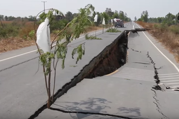 Sinkhole_opens_up_in_Thai_moto.png