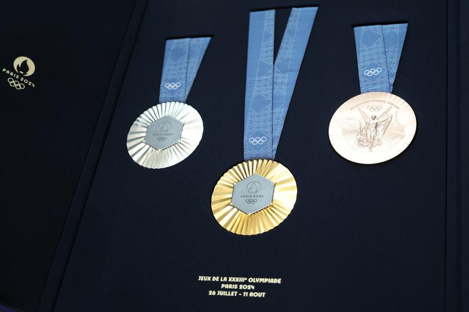 The front and reverse side of the Paris 2024 Olympic medals. 