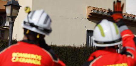 Varios bomberos operando tras el terremoto de 4.4 grados con epicentro en Santa Fe, que ha dejado numerosos daños materiales en varias viviendas de la localidad de Atarfe. En Granda (Andalucía, España), a 23 de enero de 2021.#{emoji}13; 23 ENERO 2021#{emoji}13; Álex Cámara / Europa Press#{emoji}13; 23/01/2021