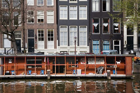 640px-Amsterdam_-_Boathouse_-_0627-560x374.jpg