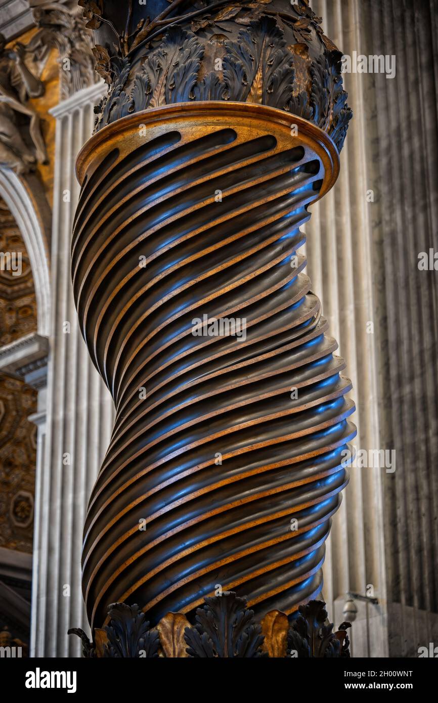 colonne-en-bronze-torsade-du-baldacchino-par-bernini-a-la-basilique-saint-pierre-vatican-2h00wnt.jpg