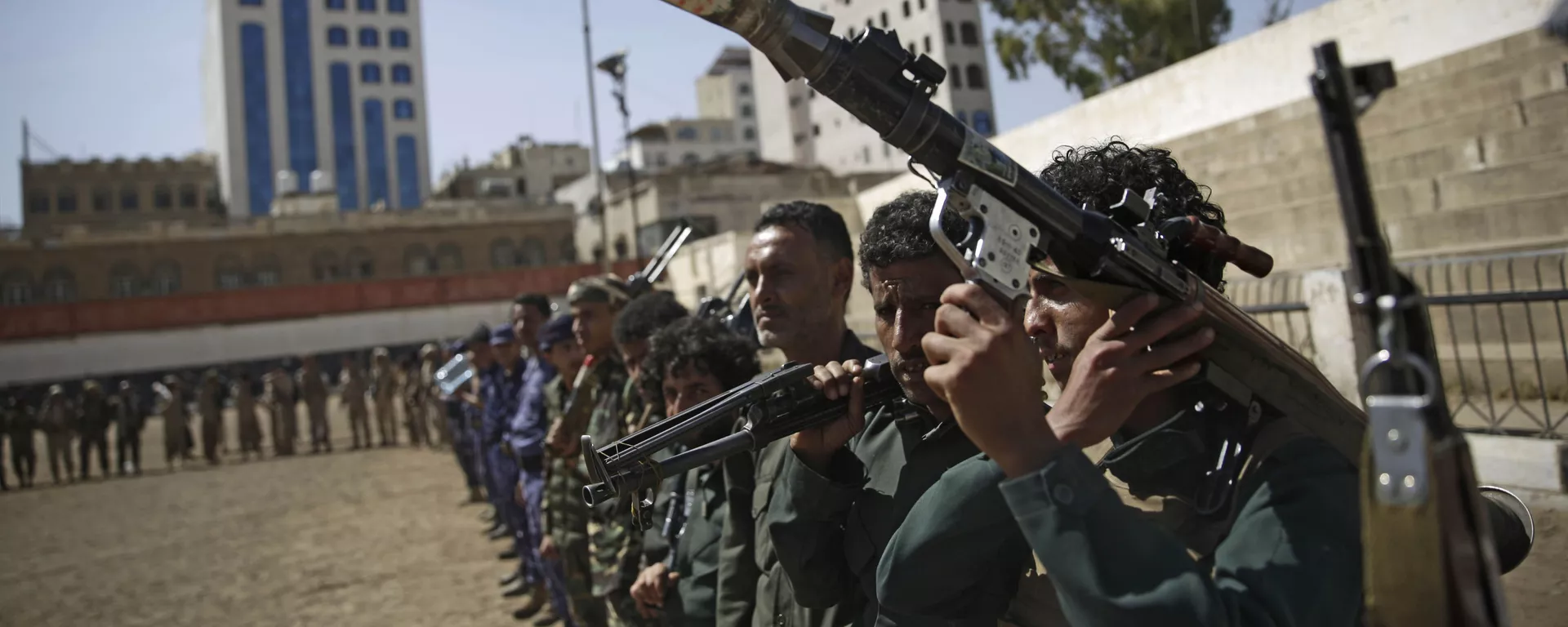 Houthi rebel fighters display their weapons during a gathering aimed at mobilizing more fighters for the Iranian-backed Houthi movement, in Sanaa, Yemen, Thursday, Feb. 20, 2020. The Houthi rebels control the capital, Sanaa, and much of the country’s north, where most of the population lives. They are at war with a U.S.-backed, Saudi-led coalition fighting on behalf of the internationally recognized government. - Sputnik International, 1920, 22.12.2023 Houthi rebel fighters display their weapons during a gathering aimed at mobilizing more fighters for the Iranian-backed Houthi movement, in Sanaa, Yemen, Thursday, Feb. 20, 2020. The Houthi rebels control the capital, Sanaa, and much of the country’s north, where most of the population lives. They are at war with a U.S.-backed, Saudi-led coalition fighting on behalf of the internationally recognized government. - Sputnik International, 1920, 22.12.2023