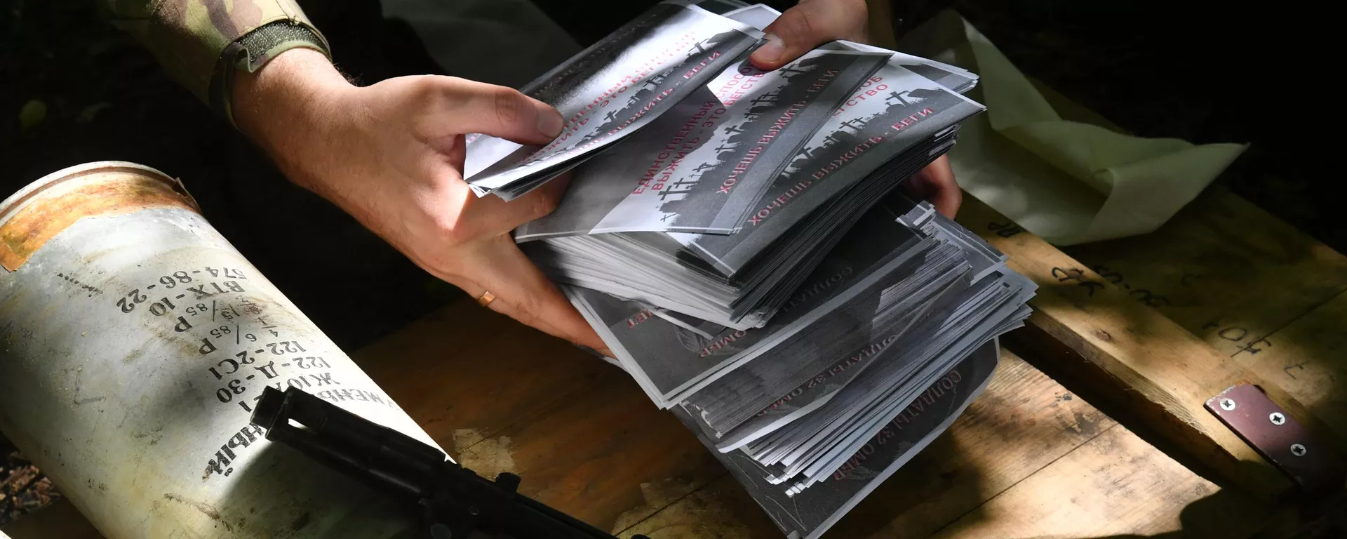 A Russian serviceman holds in his hands leaflets for propaganda shells in the Svatovsky direction. - Sputnik International, 1920, 04.10.2023 A Russian serviceman holds in his hands leaflets for propaganda shells in the Svatovsky direction. - Sputnik International, 1920, 04.10.2023
