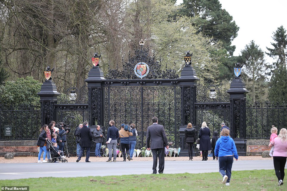 41552134-9454179-Crowds_also_gathered_outside_the_royal_residence_of_Sandringham_-a-72_1617996103868.jpg