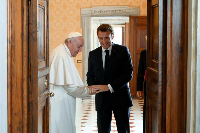 Emmanuel Macron rencontre le pape François au Vatican, lundi 24 octobre 2022.