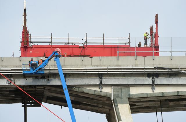 Construction workers dismantle the collapsed Morandi Bridge in Genoa, Italy, February 7, 2019.   REUTERS/Massimo Pinca