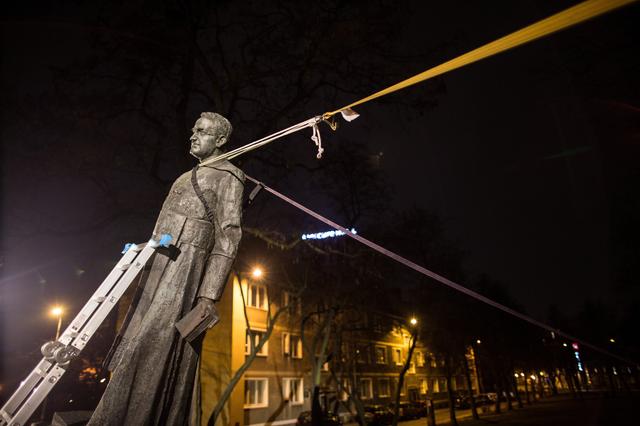 The monument of the late priest Henryk Jankowski is seen pulled down by activists in Gdansk, Poland February 21, 2019. Agencja Gazeta/Bartek Sabela via REUTERS 