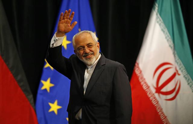 Iranian Foreign Minister Mohammad Javad Zarif waves after a plenary session at the United Nations building in Vienna, Austria July 14, 2015.  REUTERS/Leonhard Foeger 
