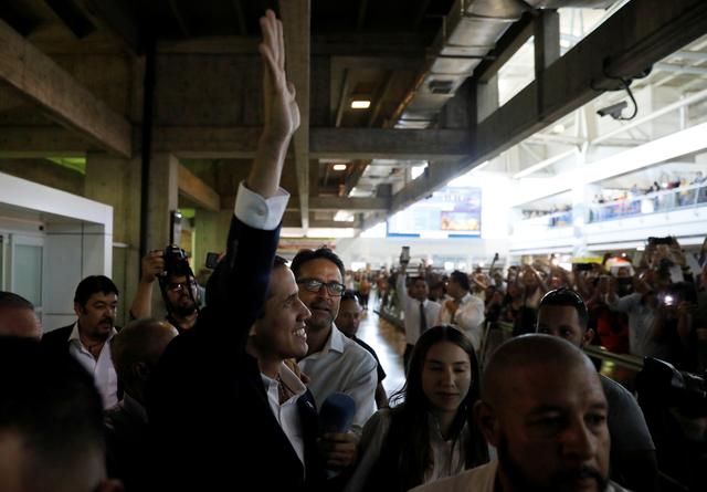 Venezuelan opposition leader Juan Guaido, who many nations have recognized as the country's rightful interim ruler, greets supporters after his arrival at the Simon Bolivar International airport in Caracas, Venezuela March 4, 2019. REUTERS/Carlos Jasso