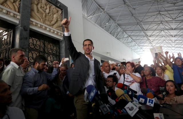 Venezuelan opposition leader Juan Guaido, who many nations have recognized as the country's rightful interim ruler, greets supporters after the meeting with public employees in Caracas, Venezuela March 5, 2019. REUTERS/Ivan Alvarado