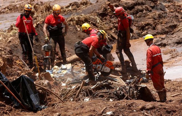 FILE PHOTO: FILE PHOTO: Members of a rescue team search for victims after a tailings dam owned by Brazilian mining company Vale SA collapsed, in Brumadinho, Brazil January 28, 2019. REUTERS/Adriano Machado/File Photo/File Photo