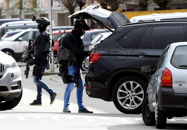 Police are seen after a shooting in Utrecht, Netherlands, March 18, 2019. REUTERS/Piroschka van de Wouw
