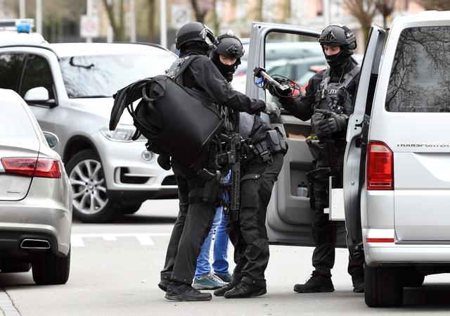 Police are seen after a shooting in Utrecht, Netherlands, March 18, 2019. REUTERS/Piroschka van de Wouw