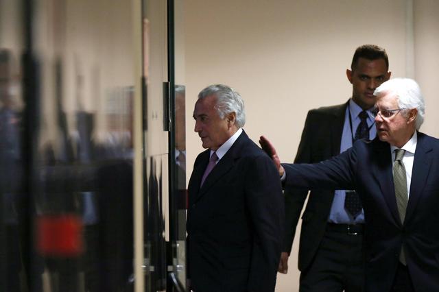 FILE PHOTO:  Former  Brazil's President Michel Temer (L) and former Minister of the General Secretary of the Presidency of Brazil, Wellington Moreira Franco arrive to speak with journalists after the Brazilian Senate approved the new labour rules, at Planalto Palace in Brasilia, Brazil July 11, 2017. Picture taken July 11, 2017. REUTERS/Adriano Machado/File Photo