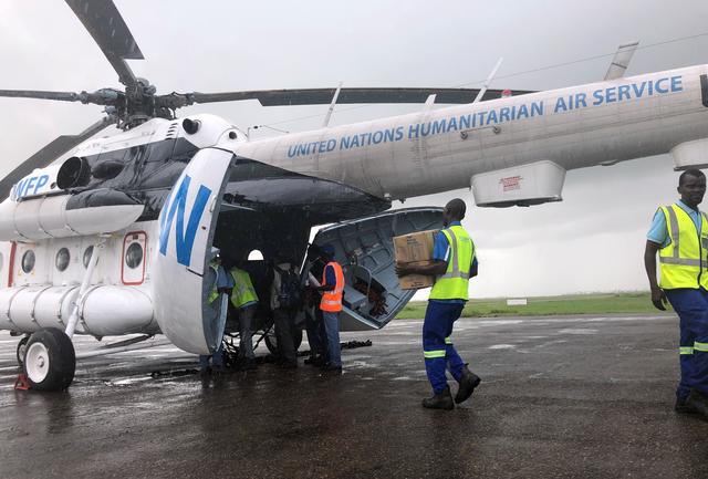 Aid workers from the World Food Progam load supplies onto a helicopter in the aftermath of Cyclone Idai, in Beira, Mozambique,  March 23, 2019. REUTERS/Emma Rumney 
