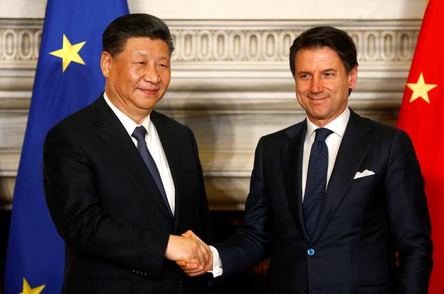 Italian Prime Minister Giuseppe Conte and Chinese President Xi Jinping shake hands after signing trade agreements at Villa Madama in Rome, Italy March 23, 2019. REUTERS/Yara Nardi