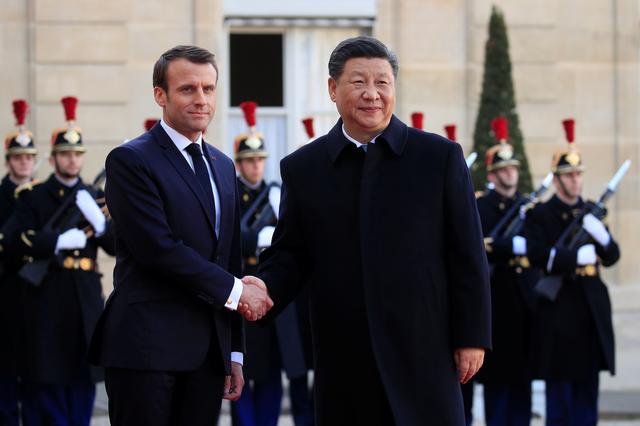 French President Emmanuel Macron welcomes Chinese President Xi Jinping at the Elysee Palace in Paris, France, March 25, 2019.   REUTERS/Gonzalo Fuentes