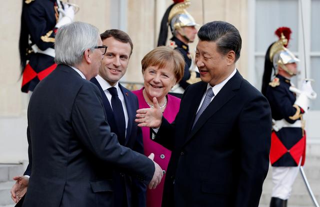 French President Emmanuel Macron, German Chancellor Angela Merkel and European Commission President Jean-Claude Juncker welcome Chinese President Xi Jinping at the Elysee Palace in Paris, France, March 26, 2019.   REUTERS/Philippe Wojazer