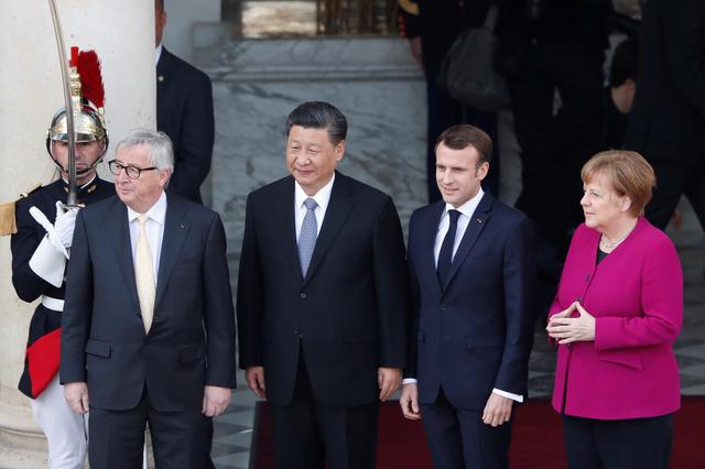 French President Emmanuel Macron poses with German Chancellor Angela Merkel, European Commission President Jean-Claude Juncker and Chinese President Xi Jinping prior to their meeting at the Elysee presidential palace in Paris, France, March 26, 2019. Thibault Camus/Pool via REUTERS