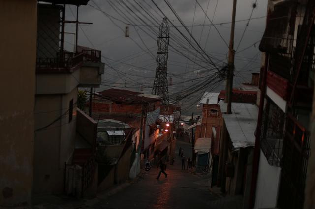 A power tower is see at neighborhood during a blackout in Caracas, Venezuela March 27, 2019. REUTERS/Ivan Alvarado