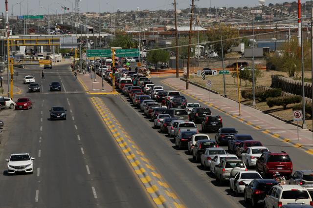 A general view shows vehicles queued to cross the Cordova-Americas international border crossing bridge in Ciudad Juarez, Mexico March 29, 2019. REUTERS/Jose Luis Gonzalez