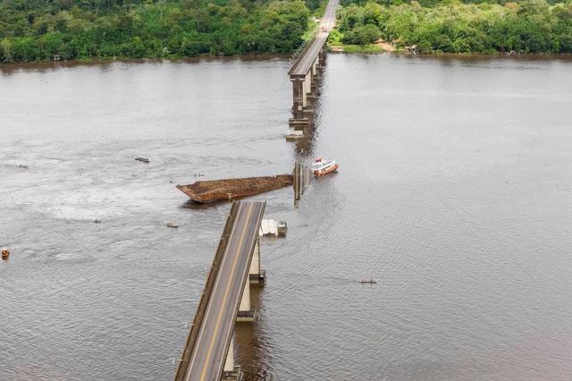 A bridge over the Moju River is seen after collapsing and potentially affecting shipments of grains, such as soybeans and corn through northern ports at Alca Viaria complex in the Highway PA-483 in Acara, Para state, Brazil April 6, 2019. Fernando Araujo/Agencia Brasil/Handout via REUTERS