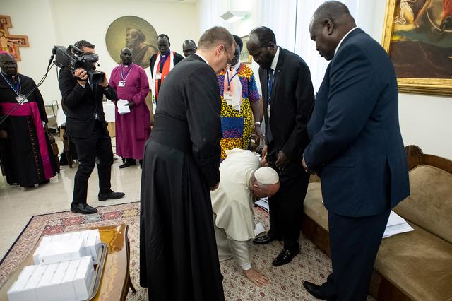 Pope Francis kneels to kiss feet of the President of South Sudan Salva Kiir at the end of a two day Spiritual retreat with South Sudan leaders at the Vatican, April 11, 2019. Vatican Media/Handout via REUTERS 