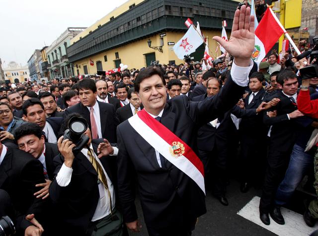 FILE PHOTO: Peru's new President Alan Garcia waves after leaving the Congress where he received the presidential red-and-white sash during his inauguration ceremony in Lima, Peru July 28, 2006. REUTERS/Ivan Alvarado/File Photo