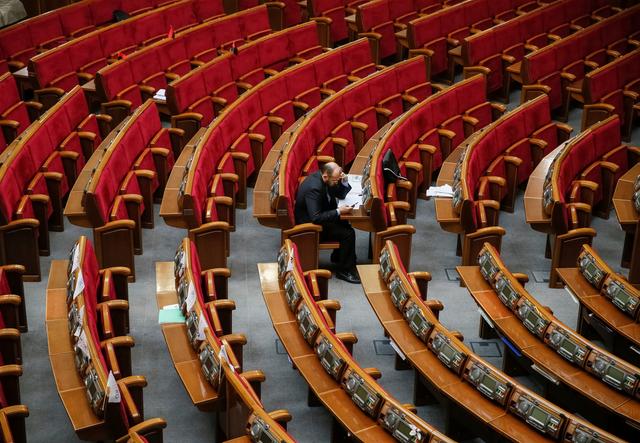 A lawmaker uses his mobile phone before a new session of Ukrainian parliament in Kiev, Ukraine September 6, 2016. Picture taken September 6, 2016.  REUTERS/Gleb Garanich