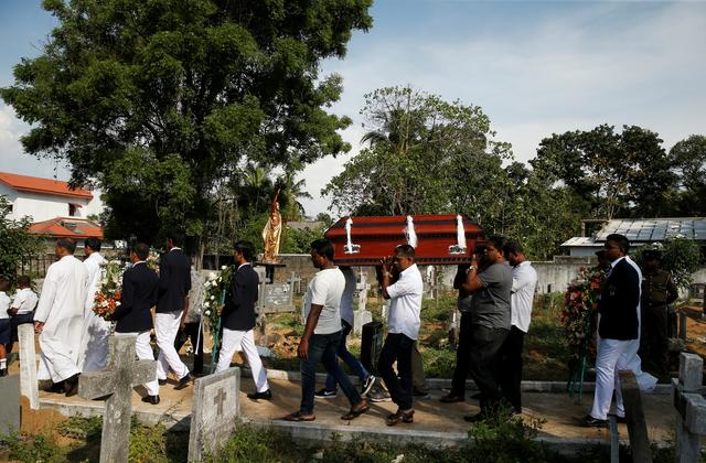 A coffin of a victim is carried, two days after a string of suicide bomb attacks on churches and luxury hotels across the island on Easter Sunday, in Negombo, Sri Lanka April 23, 2019.   REUTERS/Thomas Peter